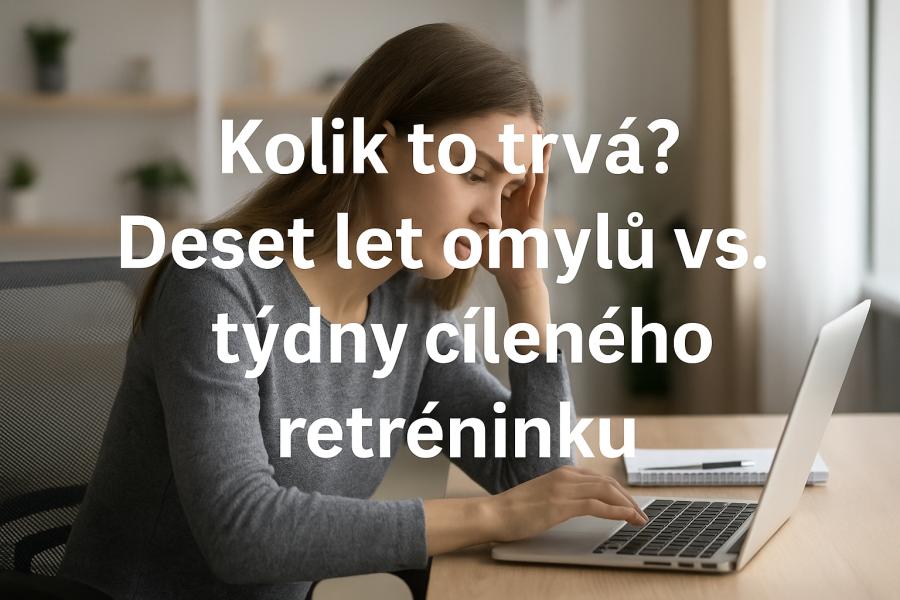 Žena sedící u stolu, hlavu podepřenou rukou, dívá se zamyšleně na notebook – symbol dlouhé cesty učení a pochopení, že uzdravení z fokální dystonie přichází skrze klid, nikoli sílu. Vytvořil Chat GPT
